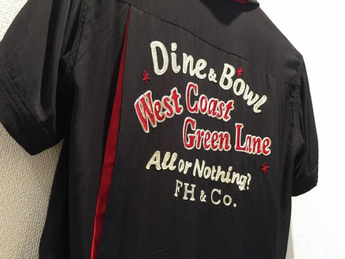 ボーリングシャツの開襟シャツ