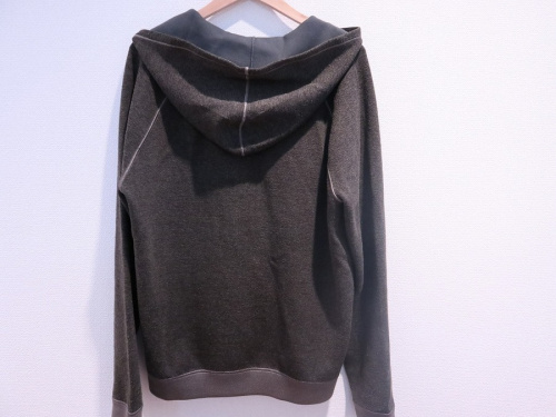 ルイヴィトンの刺繍ロゴジップパーカー