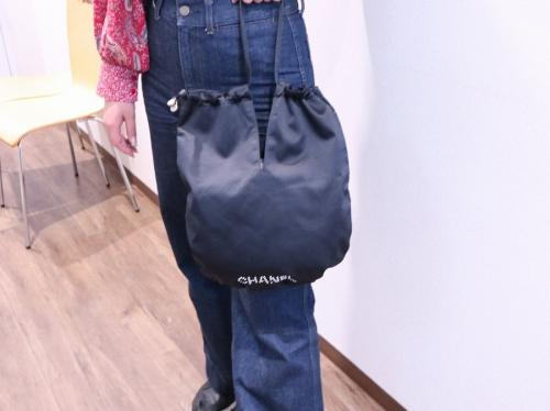 シャネルのサテンロゴ巾着
