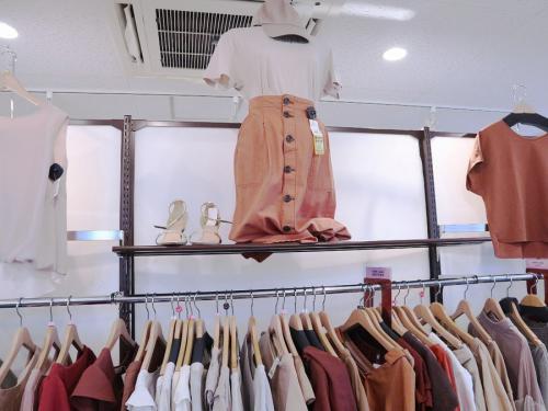 シャツワンピースの花柄