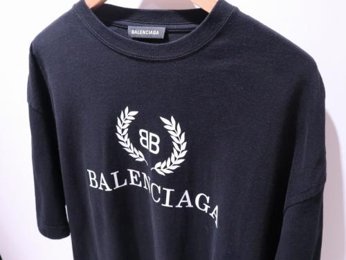バレンシアガのプリントTシャツ