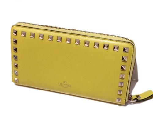 ヴァレンティノのスタッズラウンドジップウオレット