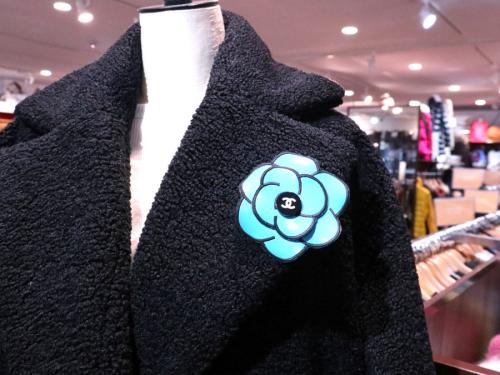 シャネルのカメリアブローチ