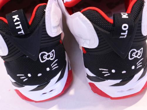 リーボックのHELLO KITTY INSTAPUMP FURY OG