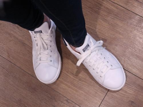アディダスのスニーカー