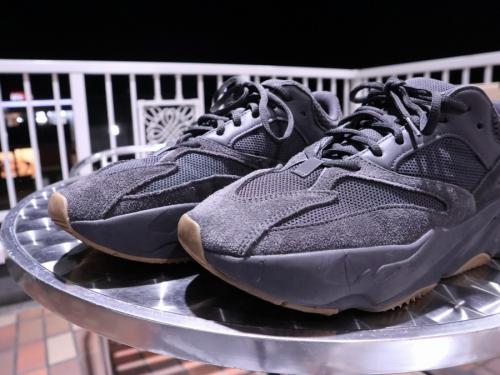 アディダスのYEEZY BOOST 700