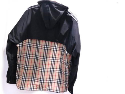 バーバリーのチェックパネルシェイプメモリータフタフーデッドジャケット
