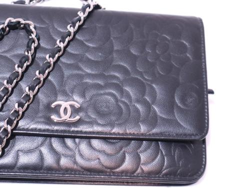 シャネルのカメリアチェーンショルダーバッグ