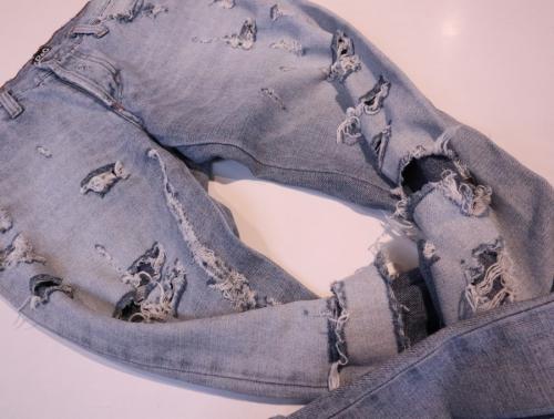 ドルチェ&ガッバーナのダメージ加工デニムパンツ