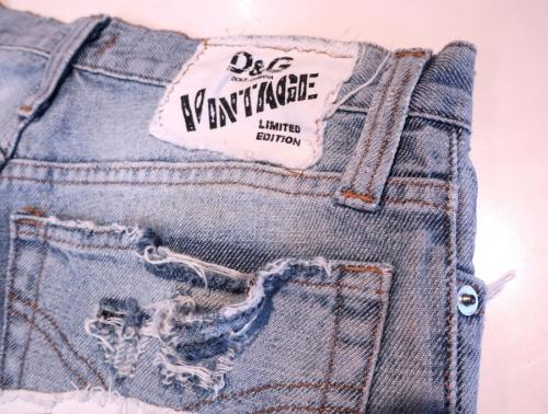 ダメージ加工デニムパンツのメンズ