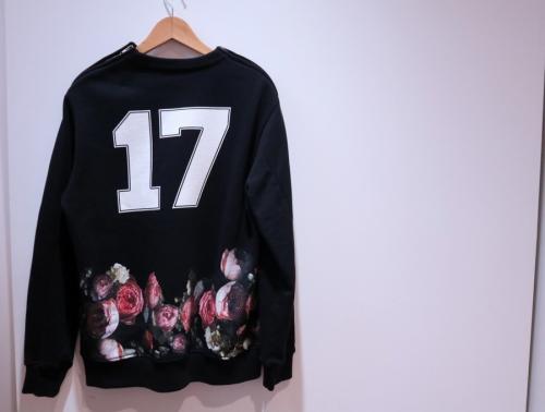 ジバンシーのフローラルプリントナンバリングショルダージップスウェット