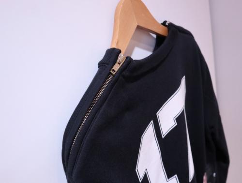 フローラルプリントナンバリングショルダージップスウェットの13AW