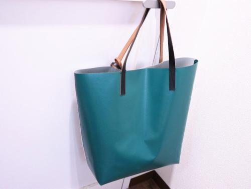 マルニのバイカラートートバッグ