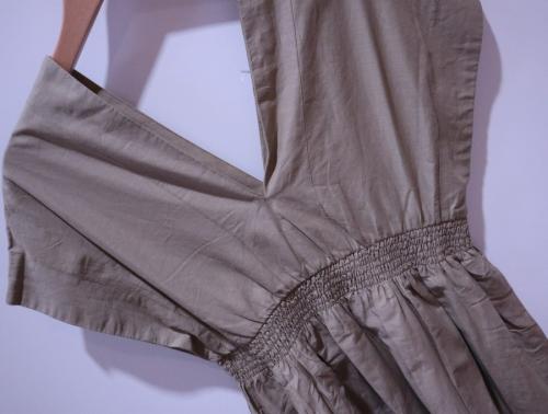 夏の光のドレスのアースカラー