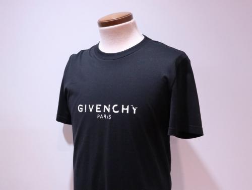 ジバンシーのロゴTシャツ