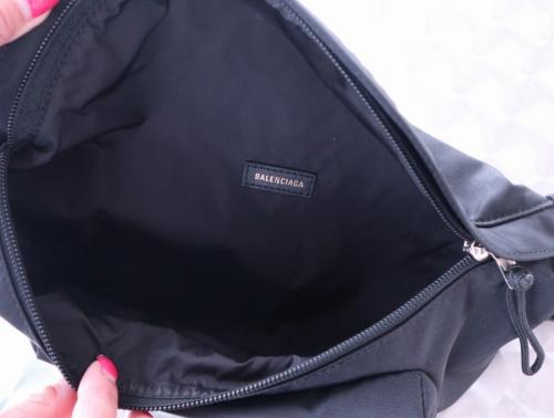 バレンシアガのウィールウエストバッグ