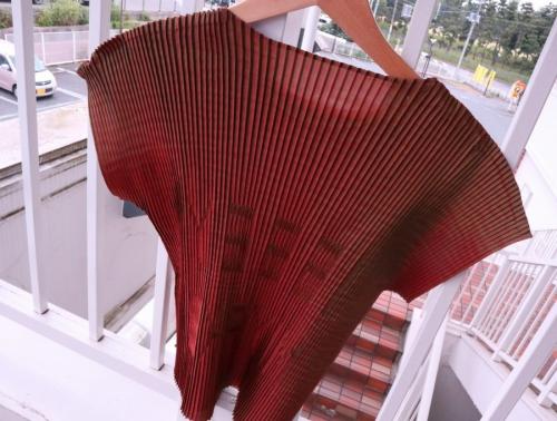 イッセイミヤケのプリーツブラウス