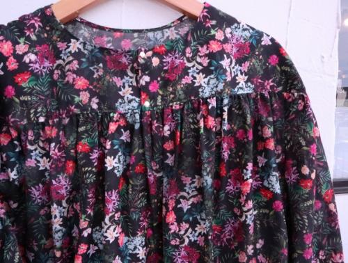 デ・プレのポリエステルフラワープリントギャザーブラウス