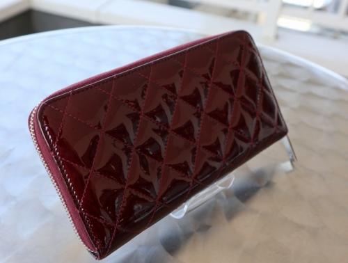 シャネルのランドファスナー長財布