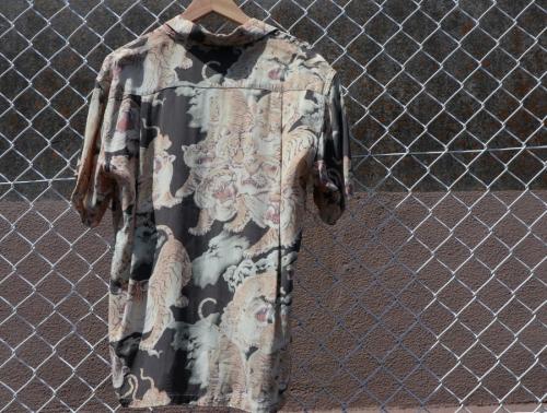 百虎レーヨンアロハシャツのメンズ