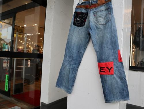 リーバイスのミッキーリメイクデニムパンツ