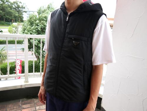 プラダのロゴプレートナイロンフーデッドベスト