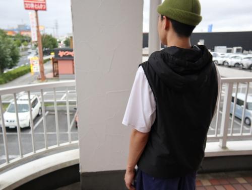 ロゴプレートナイロンフーデッドベストのメンズ