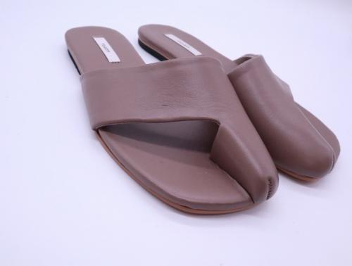 ティレットのレザートングスクエアサンダル