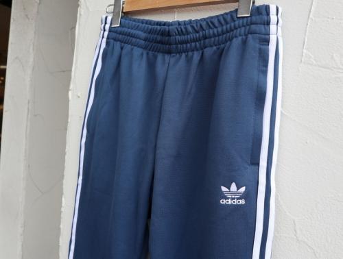 アディダスのトラックパンツ