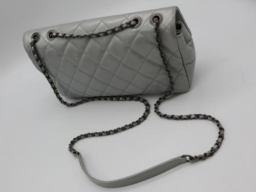 シャネルのチェーンショルダーバッグ