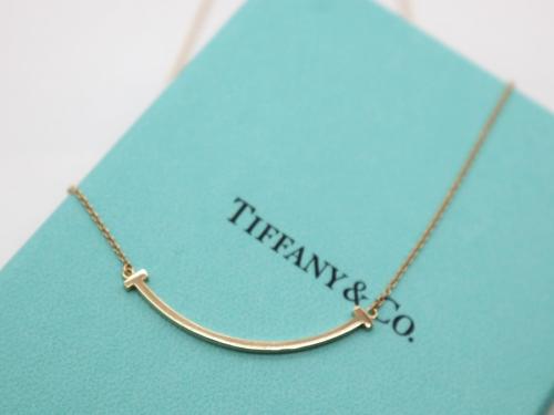 ティファニーのTスマイルネックレス