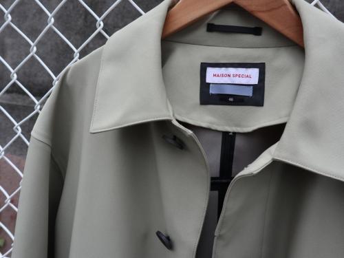 テックファブリックスリーレイヤーステンカラーコートのメンズ