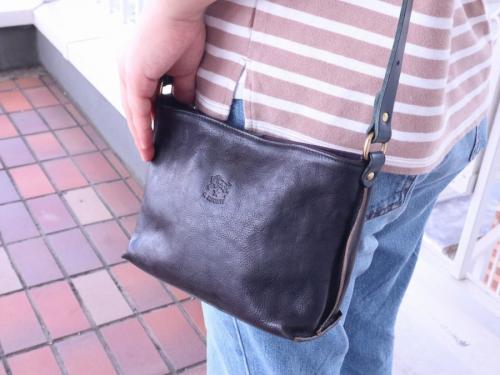 イルビゾンテのレザースナップショルダーポーチ