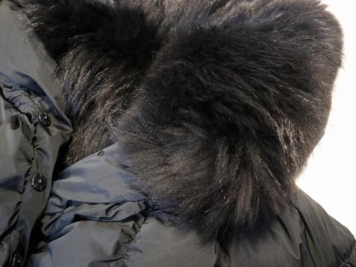 モンクレールのラクーンファー付きダウンコート