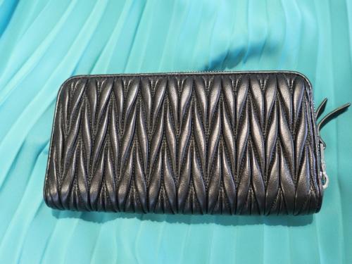 ミュウミュウのラウンドジップウォレット