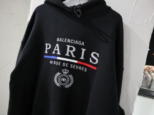 バレンシアガのPARIS FLAG HOODIE