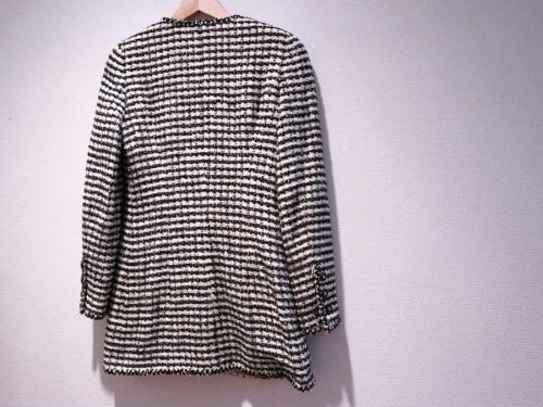 シャネルのノーカラーツイードコート