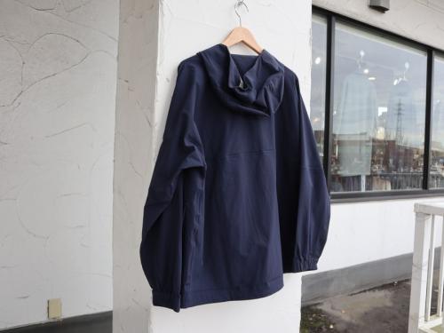 グラミチのシームレスマウンテンパーカー