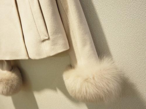 アクワイザー・リッシェの袖ファーノーカラーコート