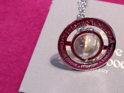 ヴィヴィアンウエストウッドのガラス玉オーブネックレス