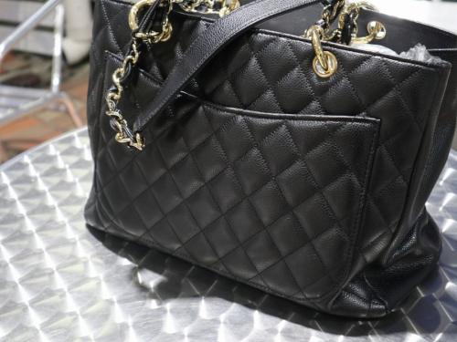 シャネルのチェーンショルダーバッグ