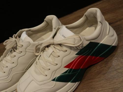 グッチのライトンウェブプリントローカットレザースニーカー