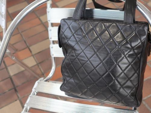 シャネルのココマークレザートートバッグ