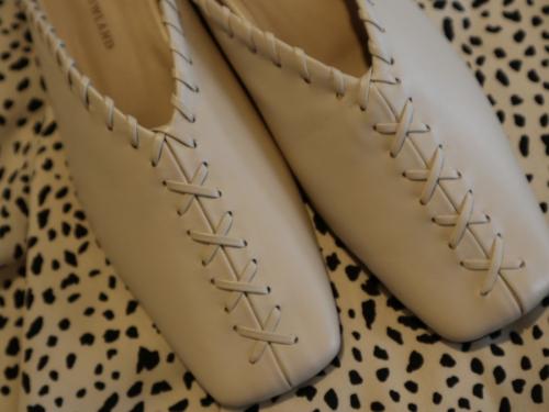 トゥモローランドのレザーステッチスリッポン