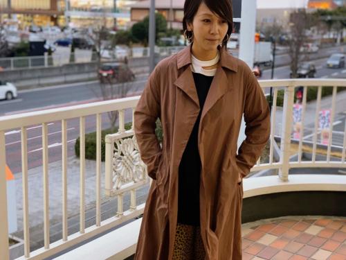 トーナルのバックボタンロングガウンコート