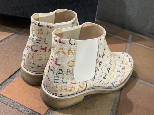 シャネルのロゴ サイドゴアブーツ