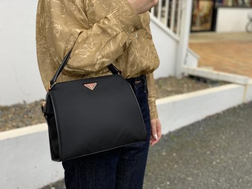 プラダのナイロンハンドバッグ