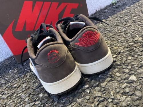 ナイキのAIR JORDAN 1 LOW OG SP TRAVIS