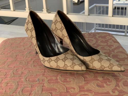 グッチのバンブーヒールGGパターンパンプス