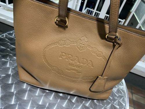 プラダのレザートートバッグ